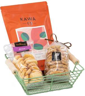 Imagen del producto Bandeja metálica cuadrada con asas de madera verde “Sauvage”