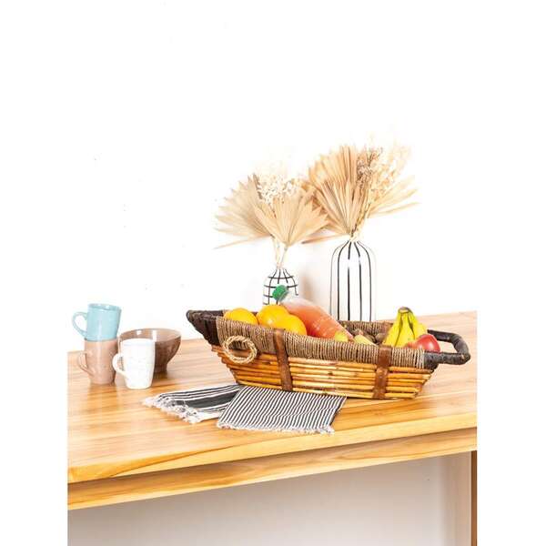 Imagen del producto Cesta con forma de barco, hecha de mimbre teñido, cuerda y madera.
